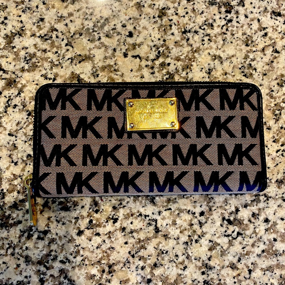 Michael Kors Black&Tan Zip around Monogram Wallet